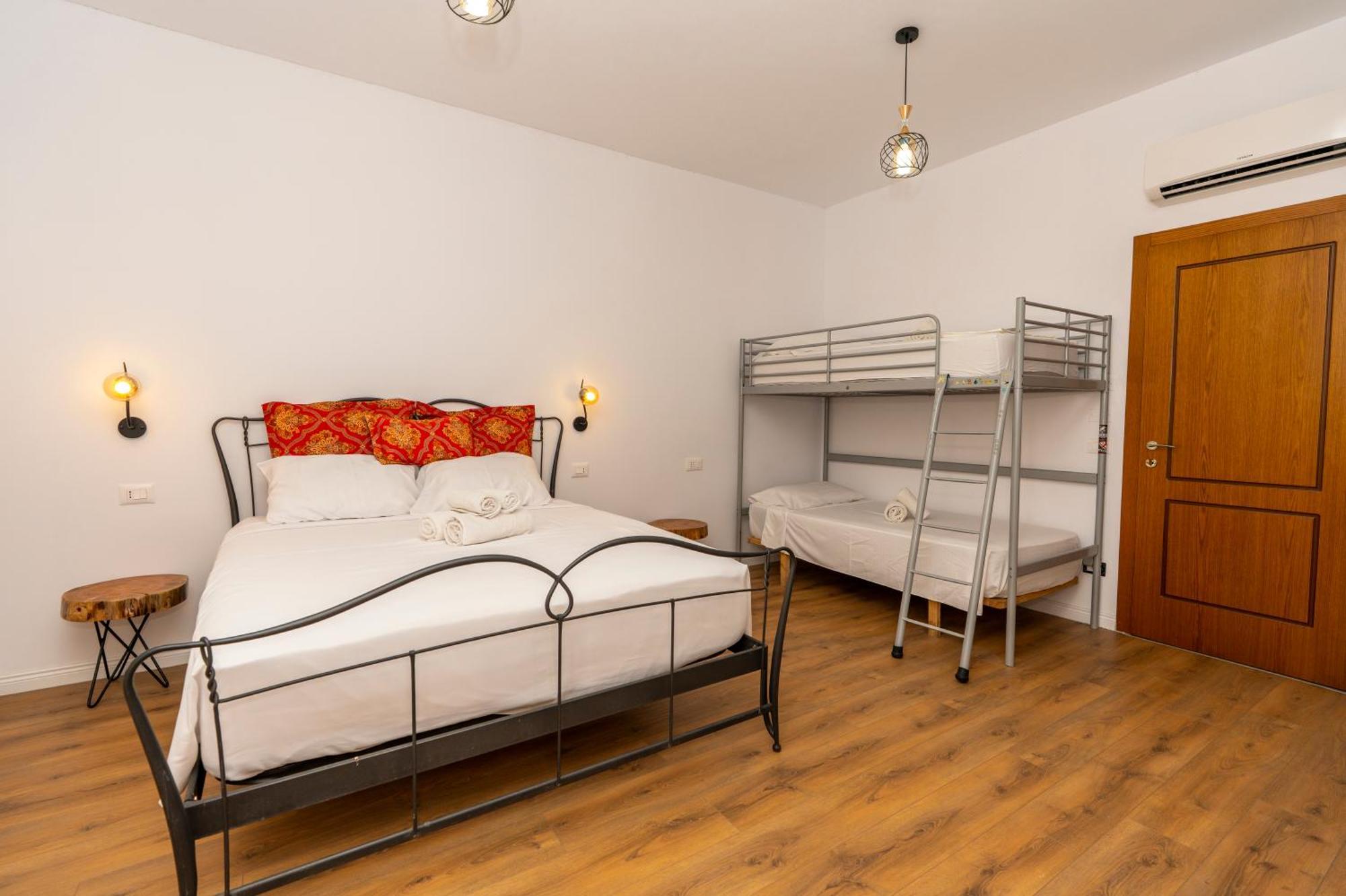 Veni I Gjyshit Hotel Nderlysaj